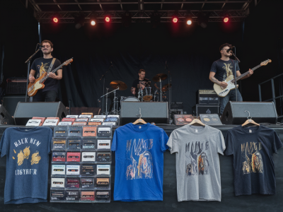 quel format merch (t-shirt, cassette, pin, vinyle) rapporte le plus réellement après un concert intime